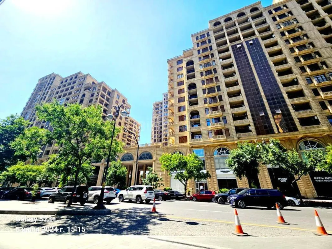 Satılır 4 otaqlı mənzil 303 m²