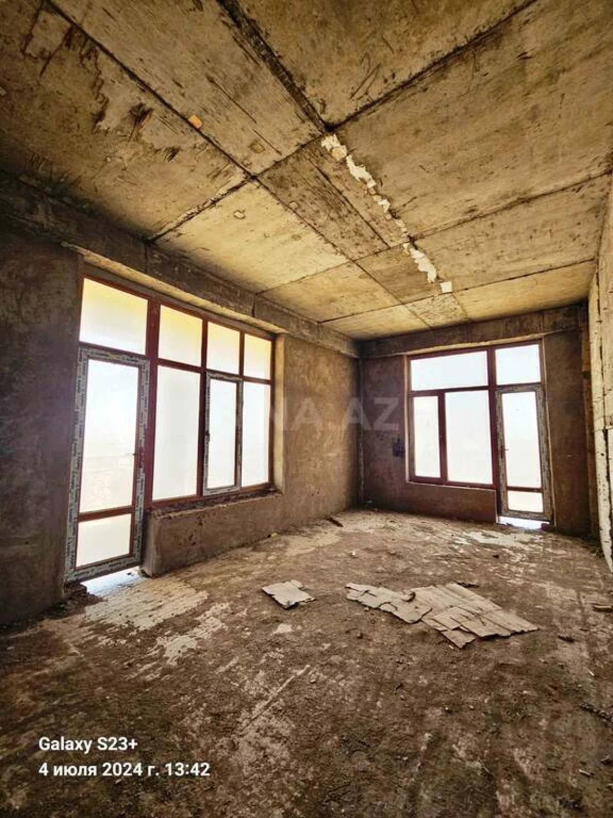 Satılır 4 otaqlı mənzil 303 m²