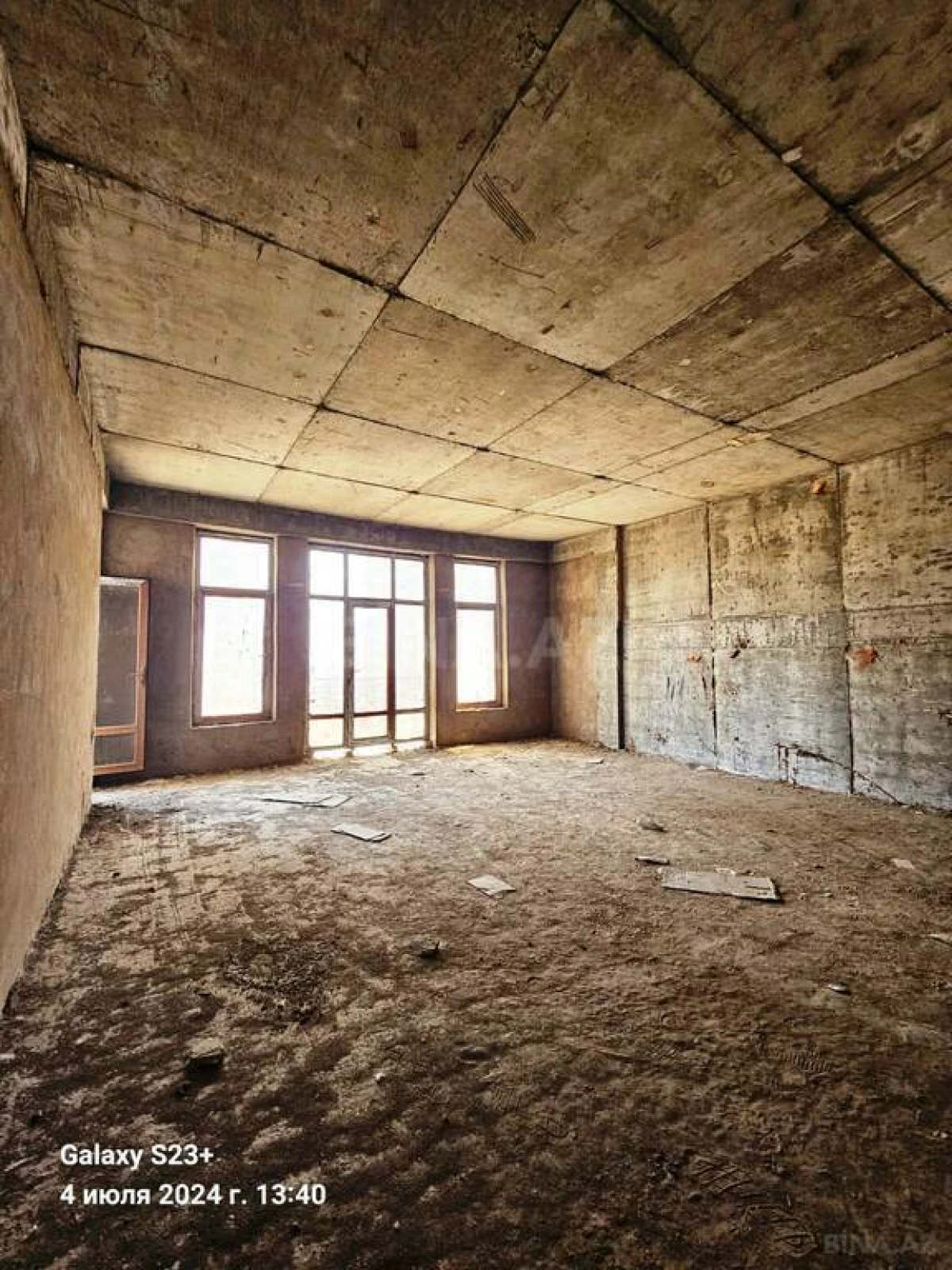 Satılır 4 otaqlı mənzil 303 m²