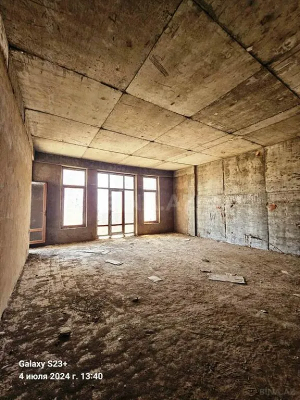 Satılır 4 otaqlı mənzil 303 m²