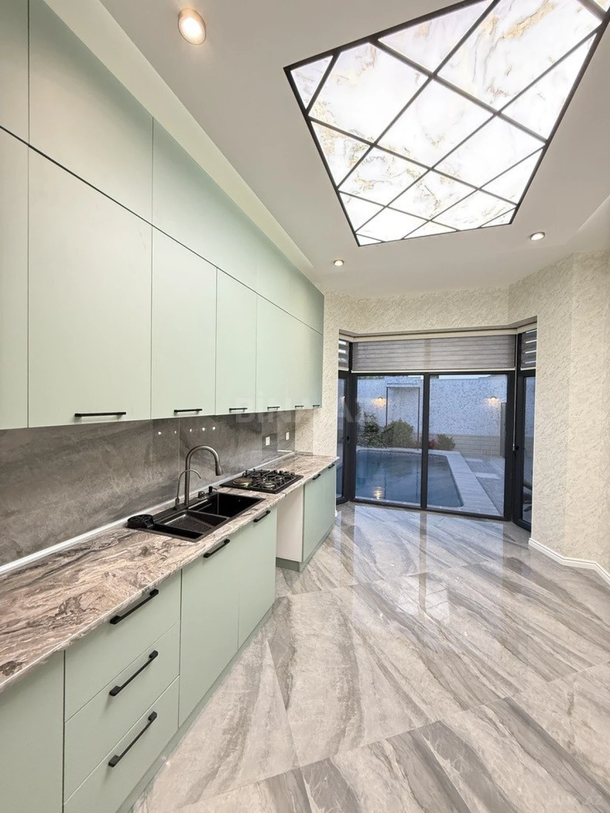 Satılır 4 otaqlı həyət evi 200 m²