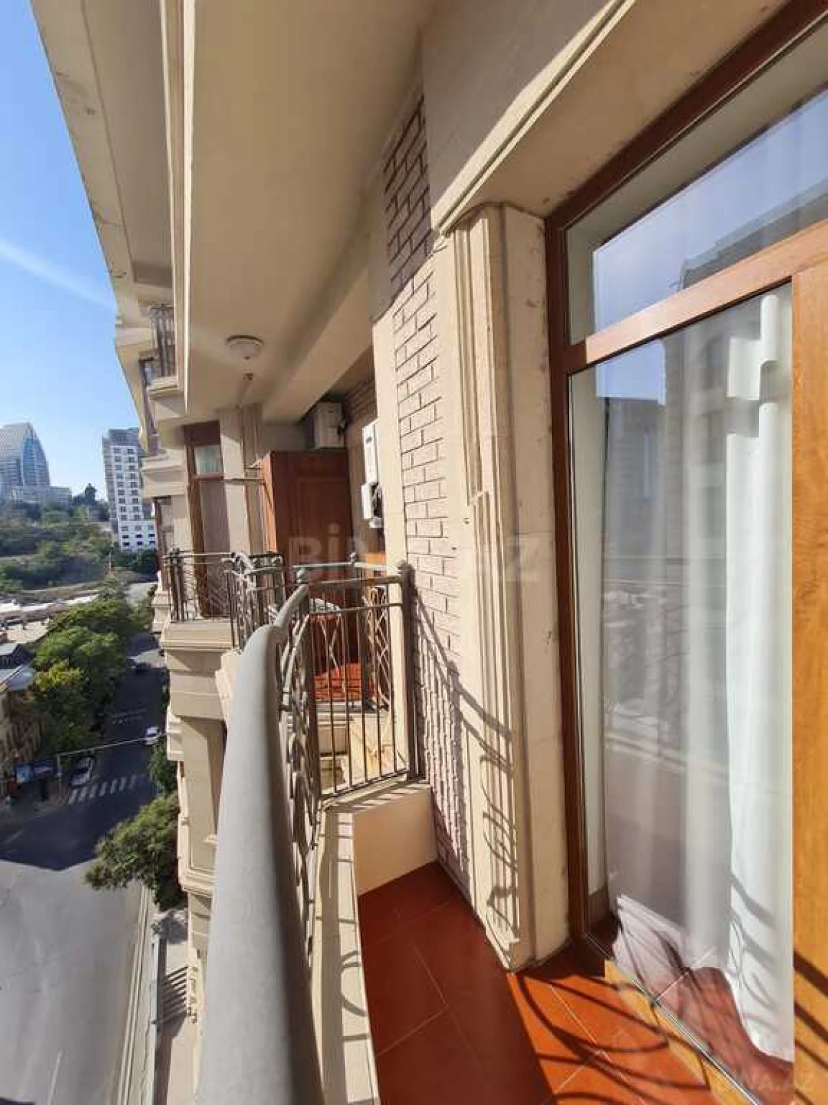 Satılır 4 otaqlı mənzil 215 m²