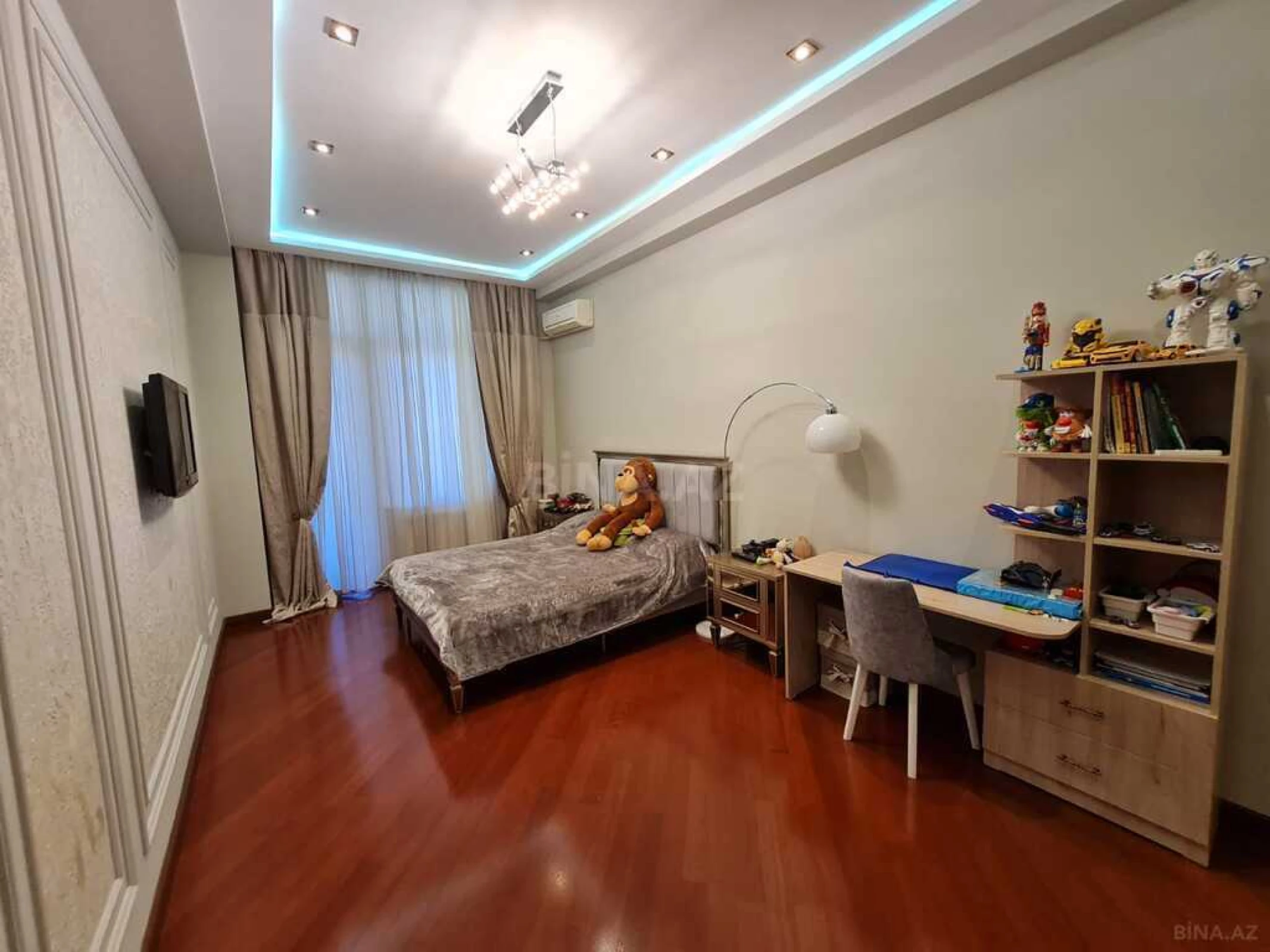 Satılır 4 otaqlı mənzil 215 m²