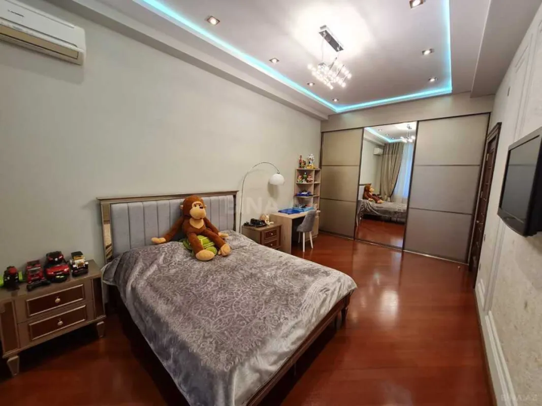 Satılır 4 otaqlı mənzil 215 m²