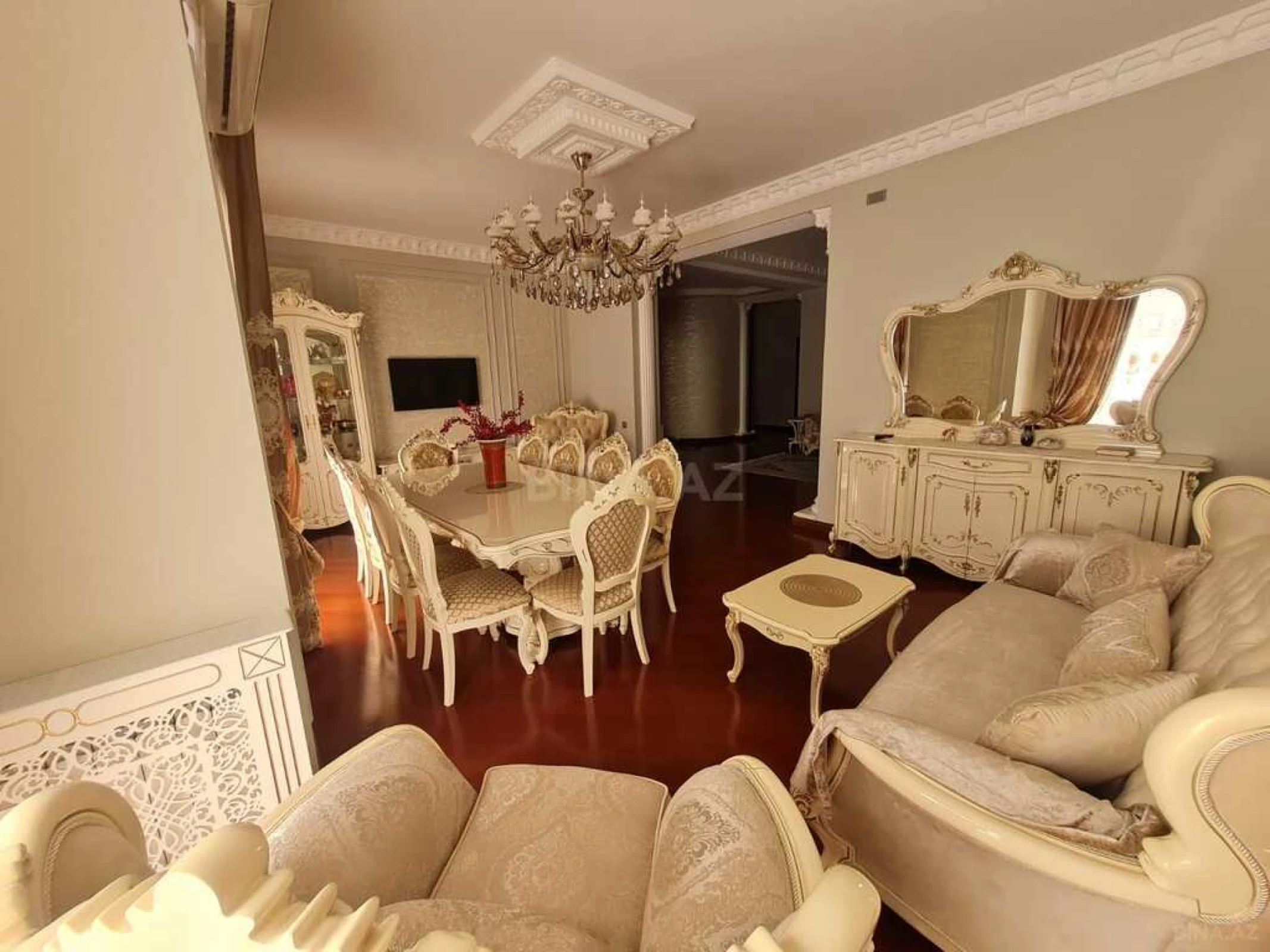 Satılır 4 otaqlı mənzil 215 m²
