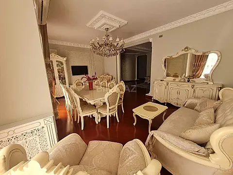 Satılır 4 otaqlı mənzil 215 m²