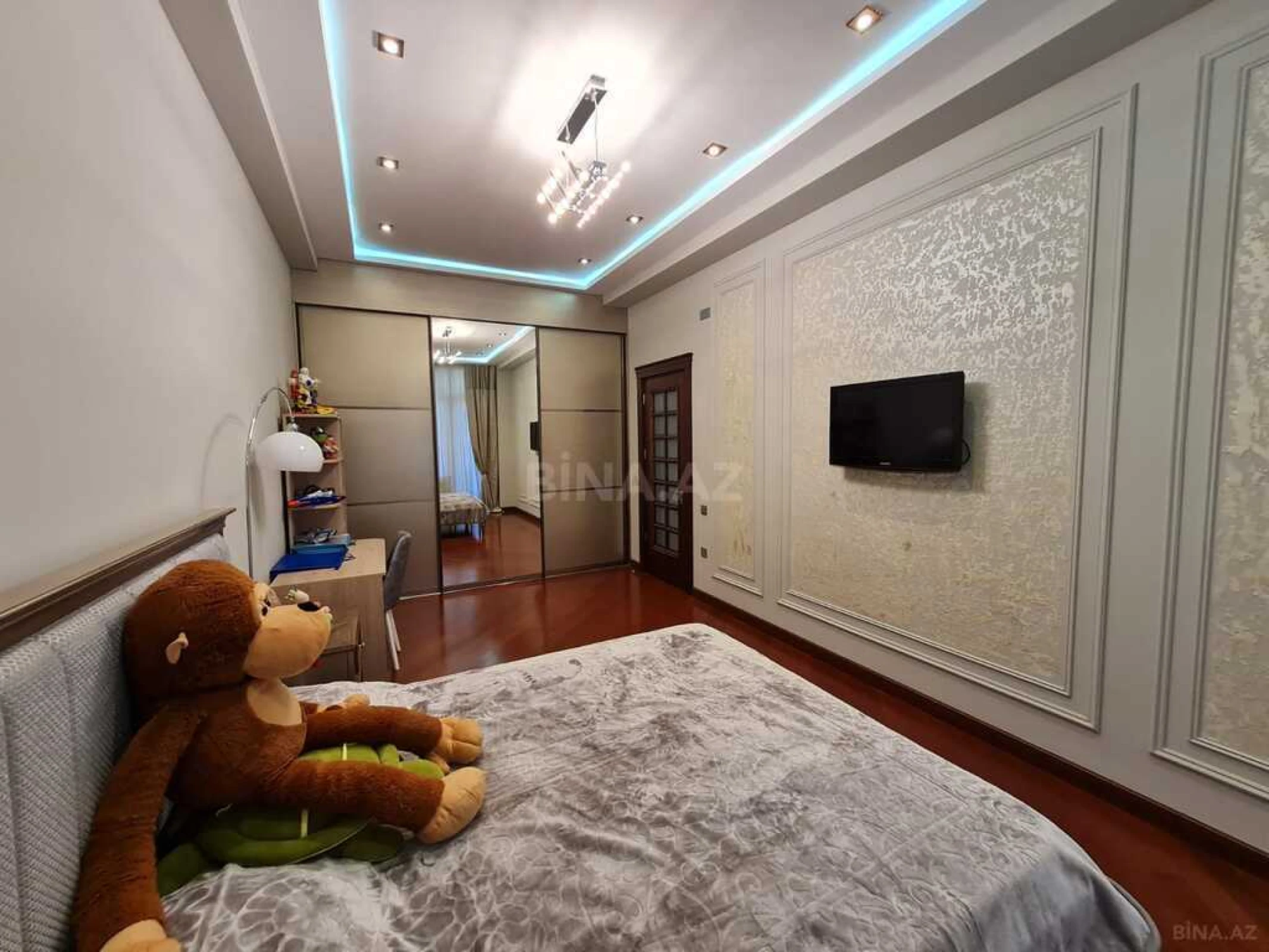 Satılır 4 otaqlı mənzil 215 m²