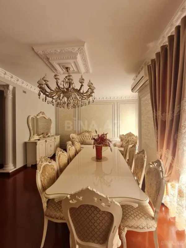 Satılır 4 otaqlı mənzil 215 m²