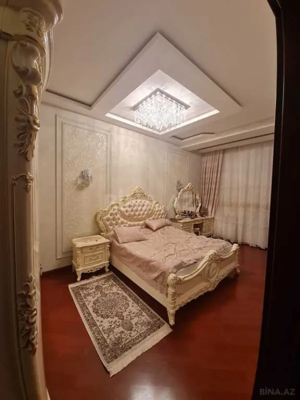 Satılır 4 otaqlı mənzil 215 m²
