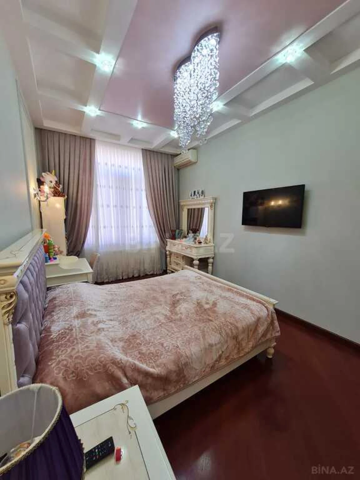 Satılır 4 otaqlı mənzil 215 m²