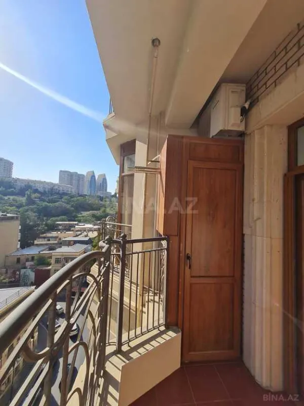 Satılır 4 otaqlı mənzil 215 m²