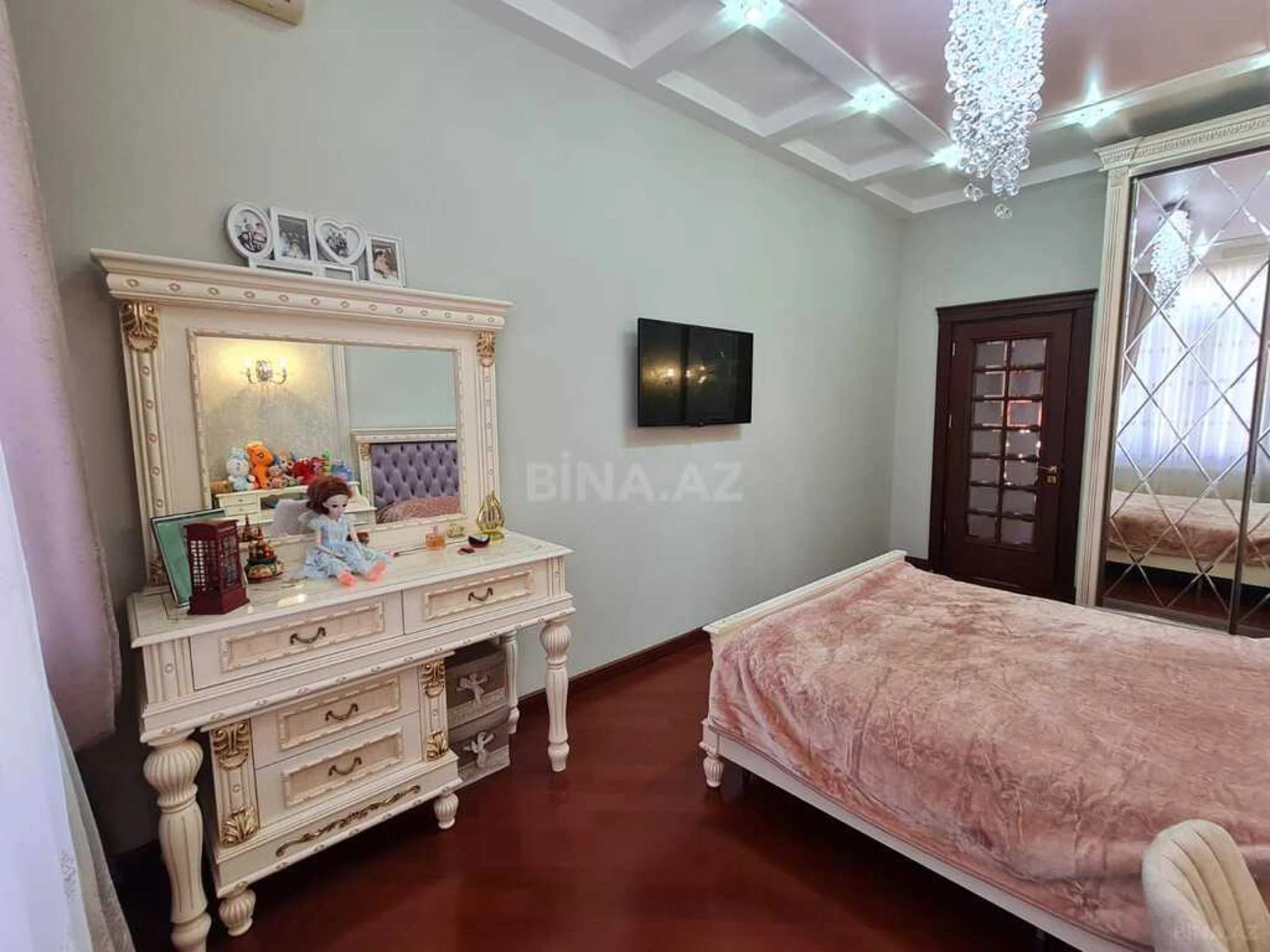 Satılır 4 otaqlı mənzil 215 m²