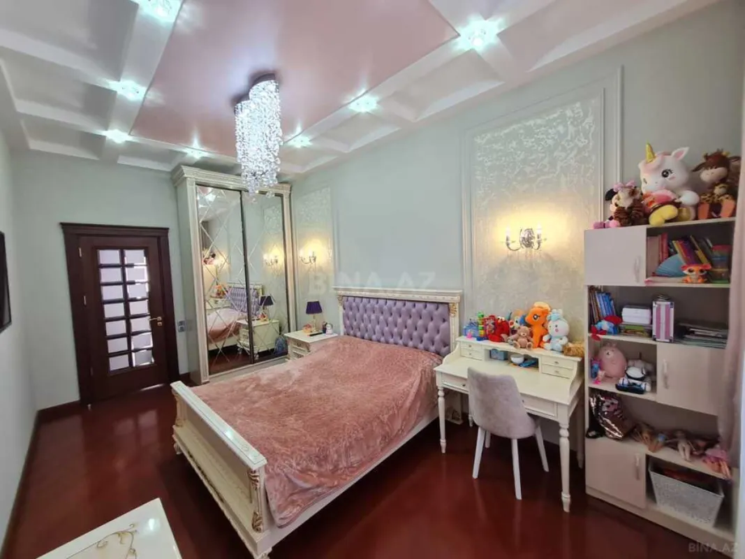Satılır 4 otaqlı mənzil 215 m²