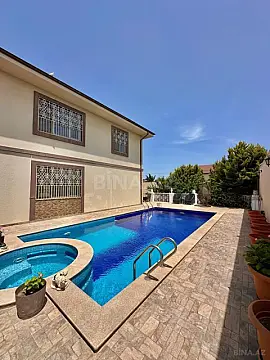 Satılır 7 otaqlı həyət evi 400 m²