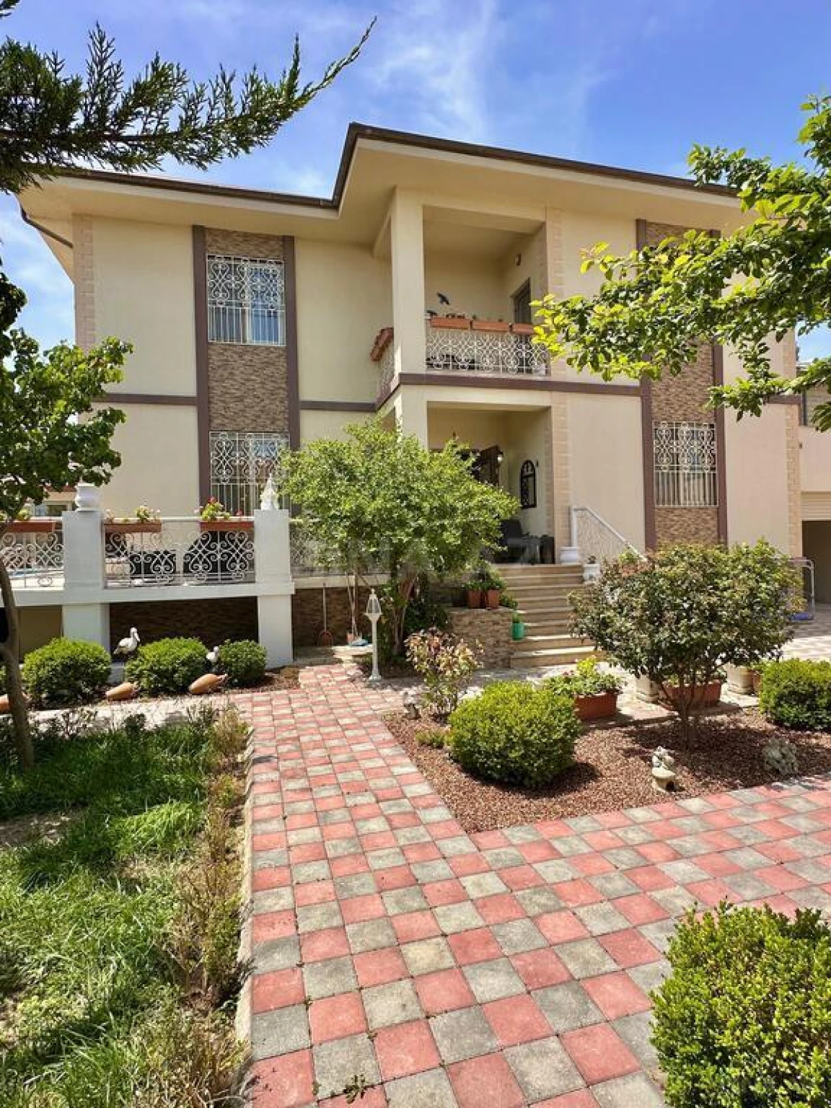 Satılır 7 otaqlı həyət evi 400 m²