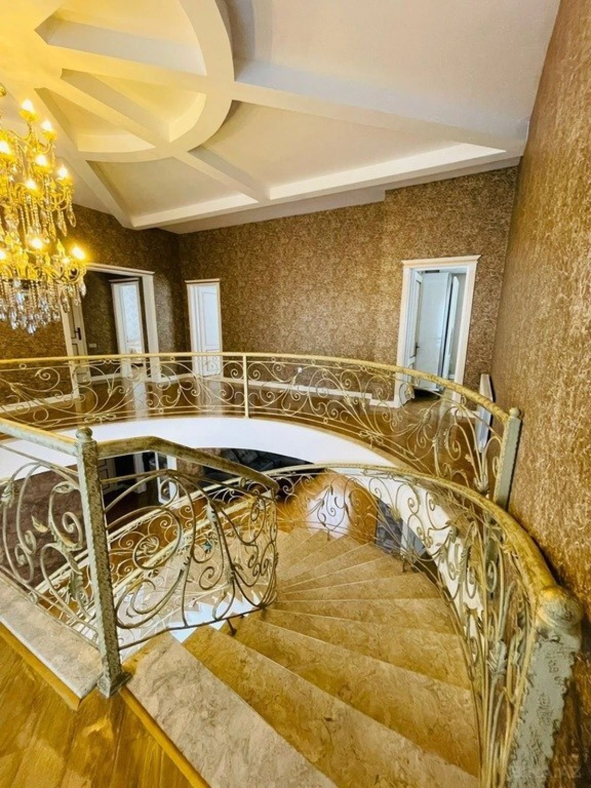 Kirayə verilir 6 otaqlı həyət evi 360 m²