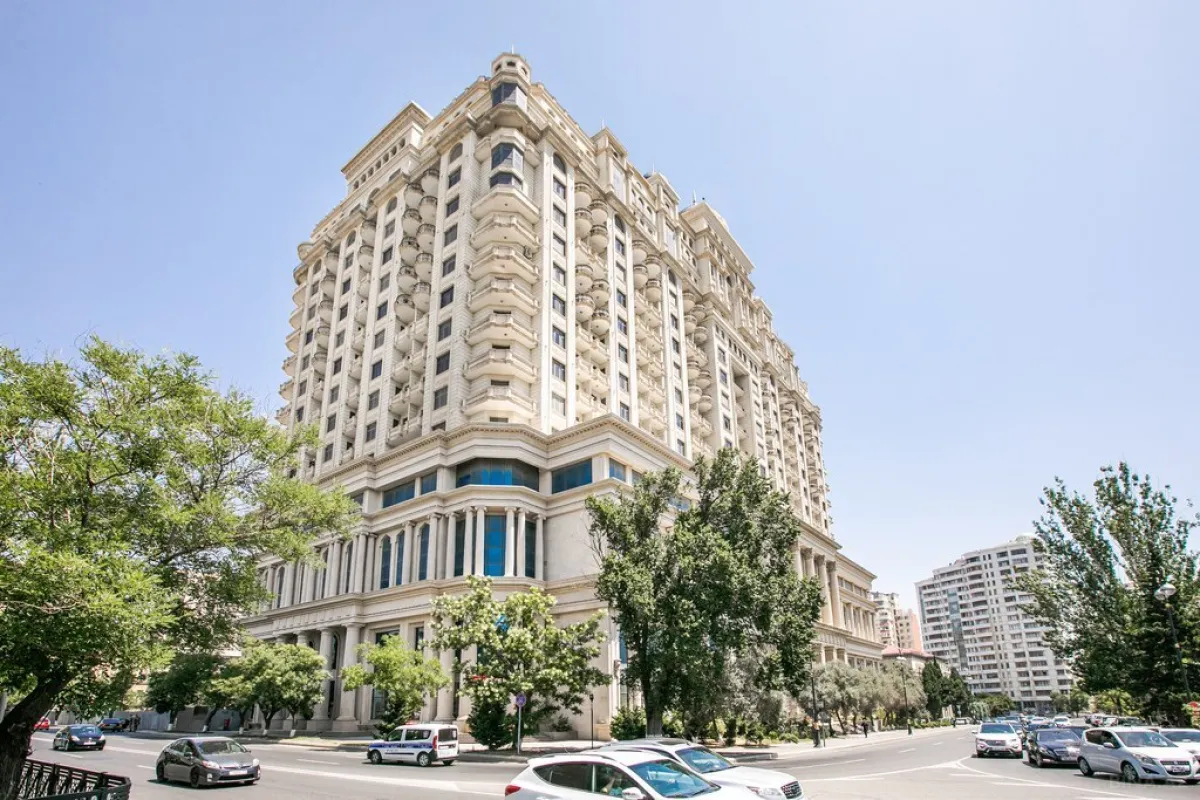 Satılır 4 otaqlı mənzil 199 m²