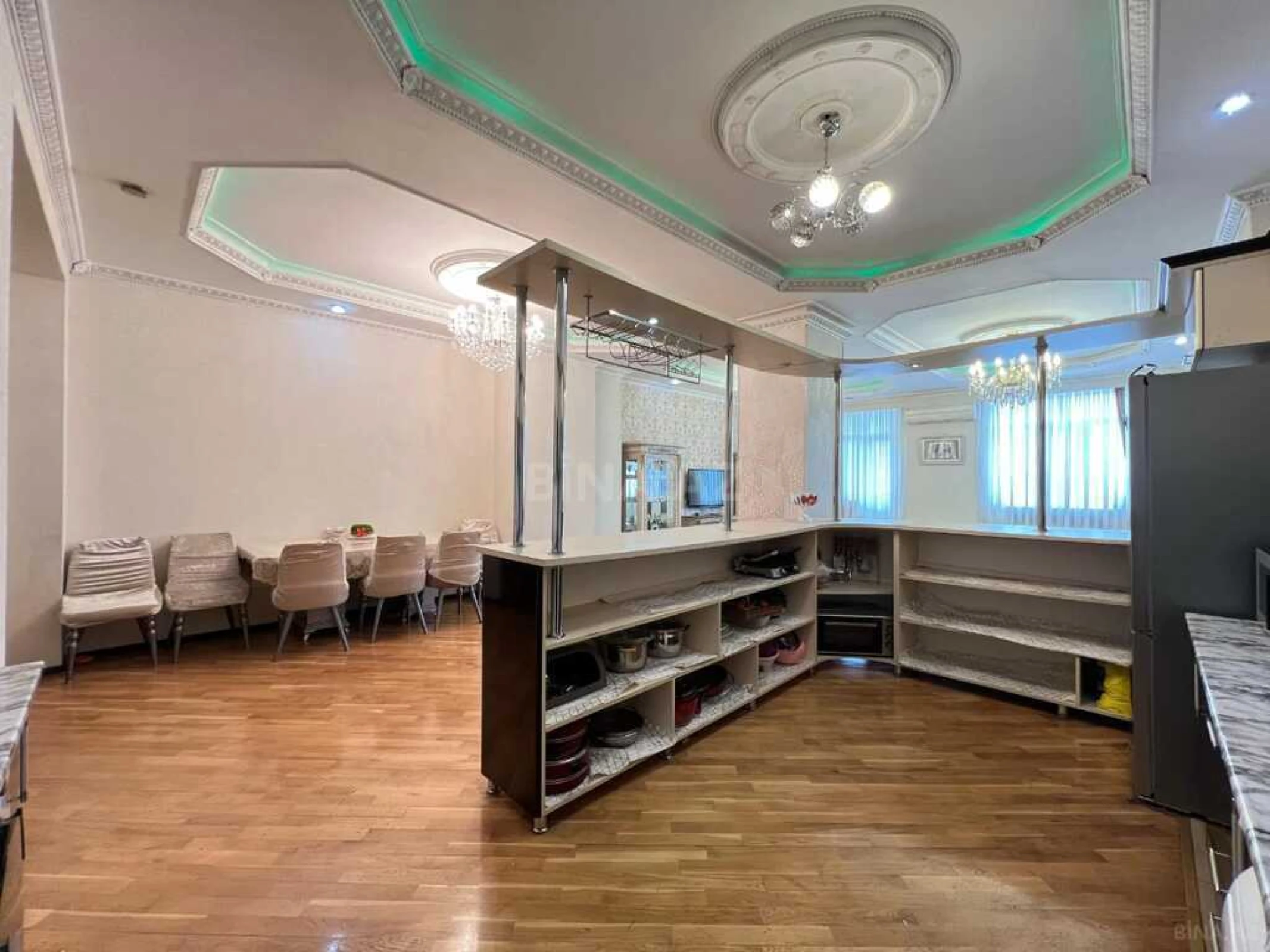 Satılır 3 otaqlı mənzil 163 m²