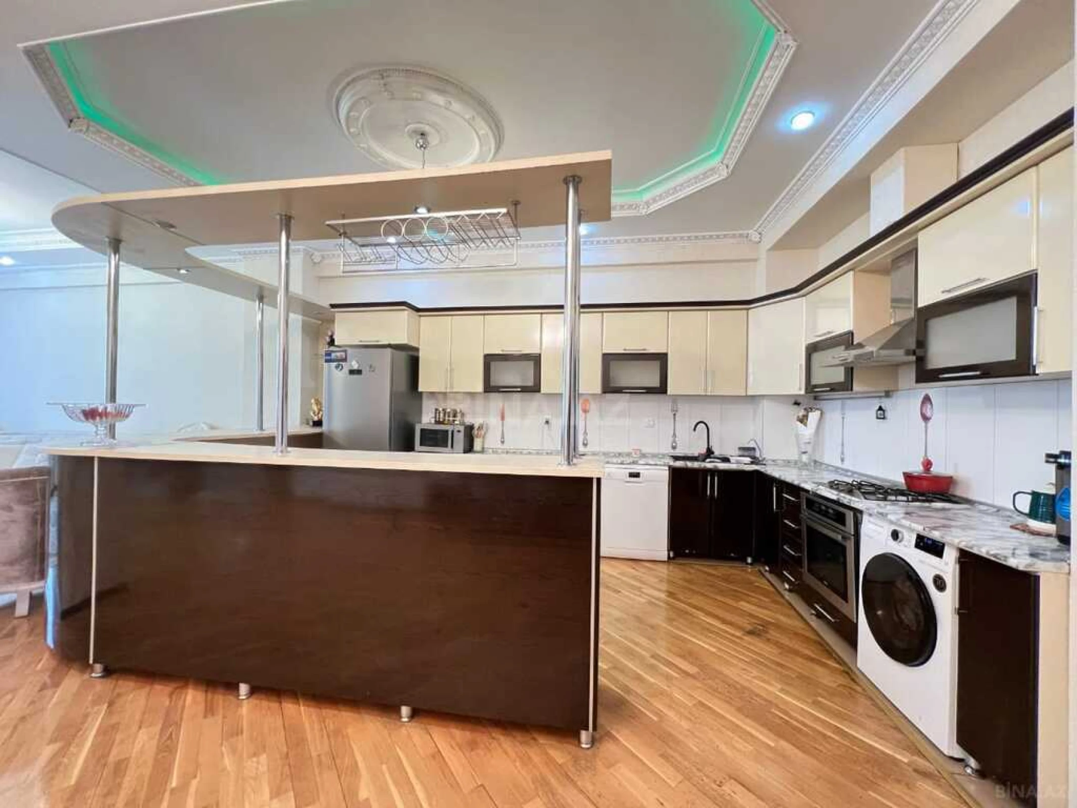 Satılır 3 otaqlı mənzil 163 m²
