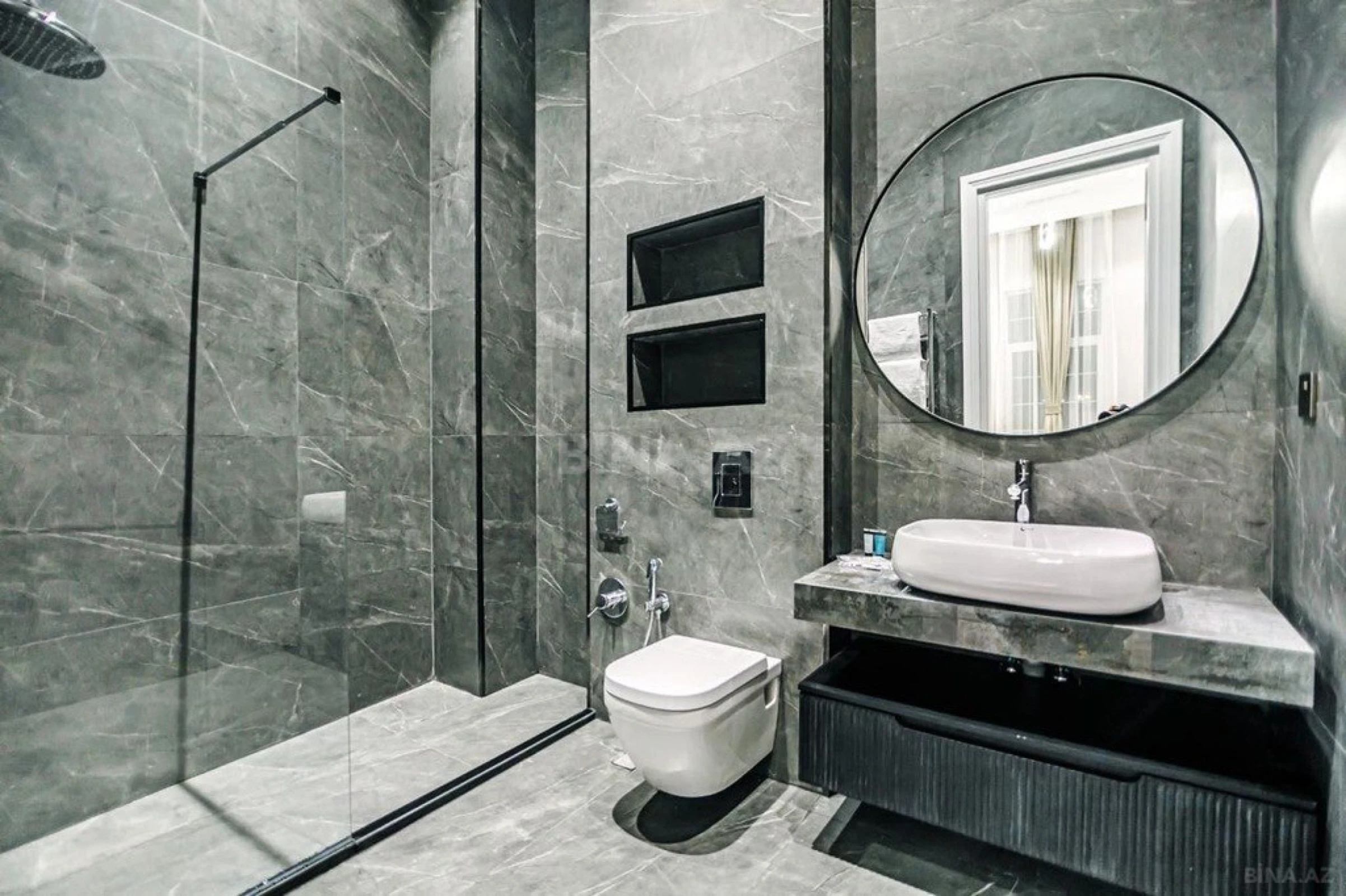 Satılır 3 otaqlı mənzil 135 m²