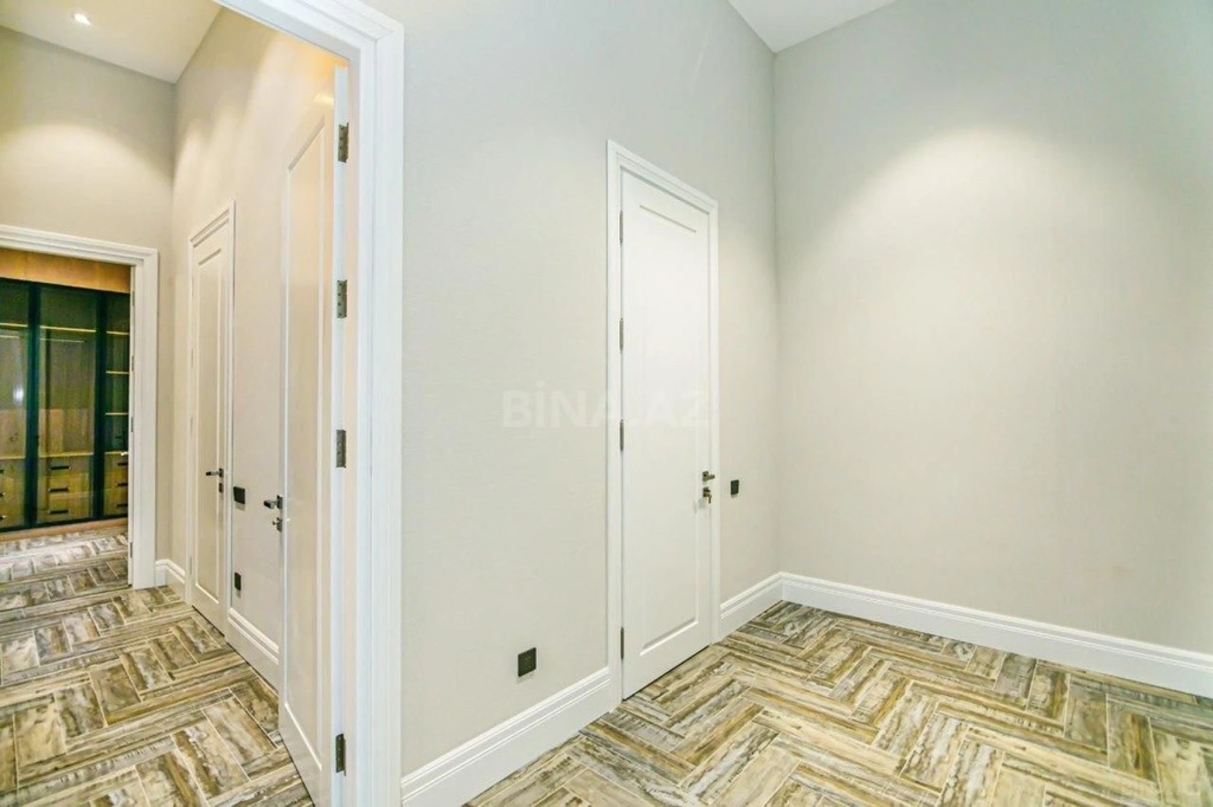 Satılır 3 otaqlı mənzil 135 m²