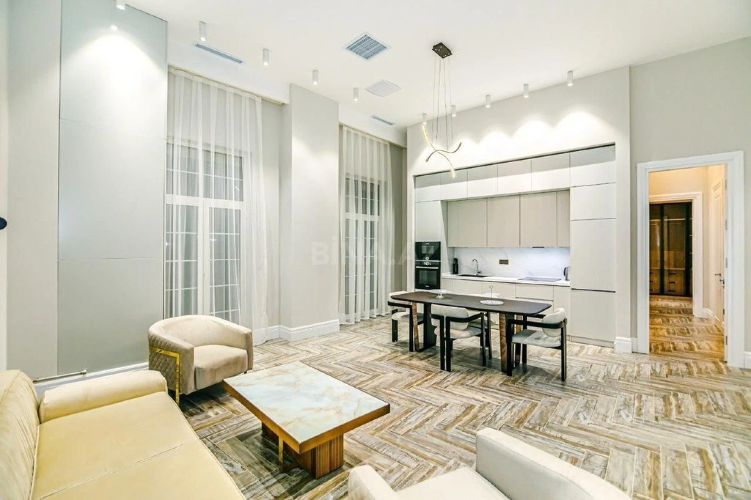 Satılır 3 otaqlı mənzil 135 m²