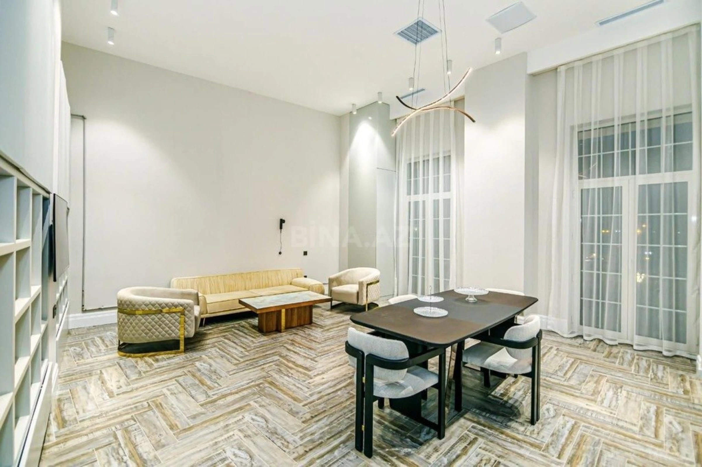 Satılır 3 otaqlı mənzil 135 m²