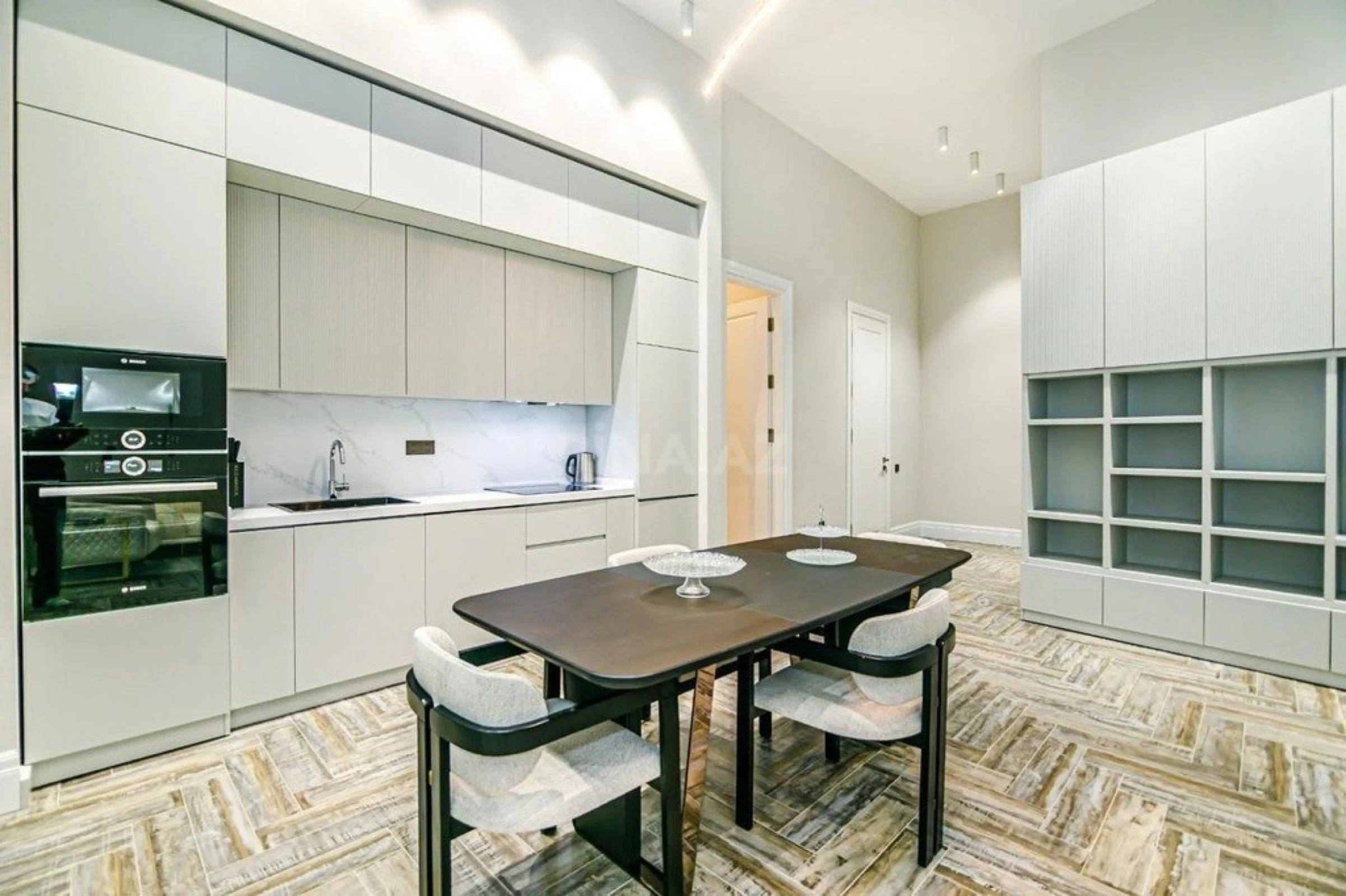 Satılır 3 otaqlı mənzil 135 m²