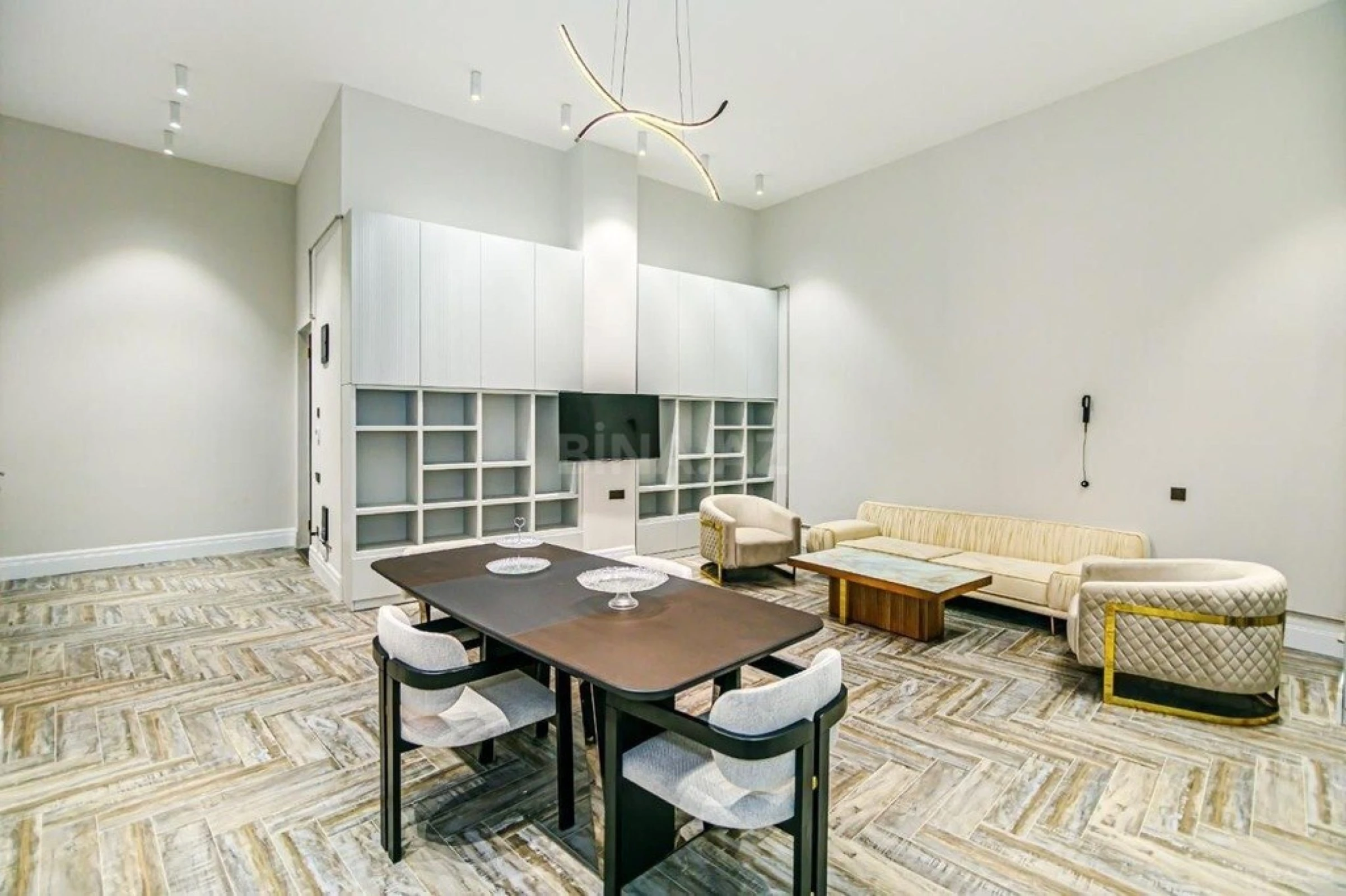 Satılır 3 otaqlı mənzil 135 m²