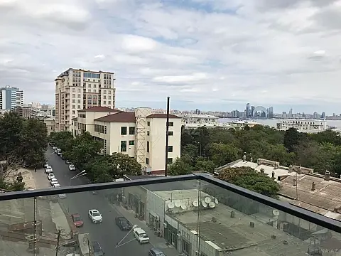 Satılır 4 otaqlı mənzil 176 m²