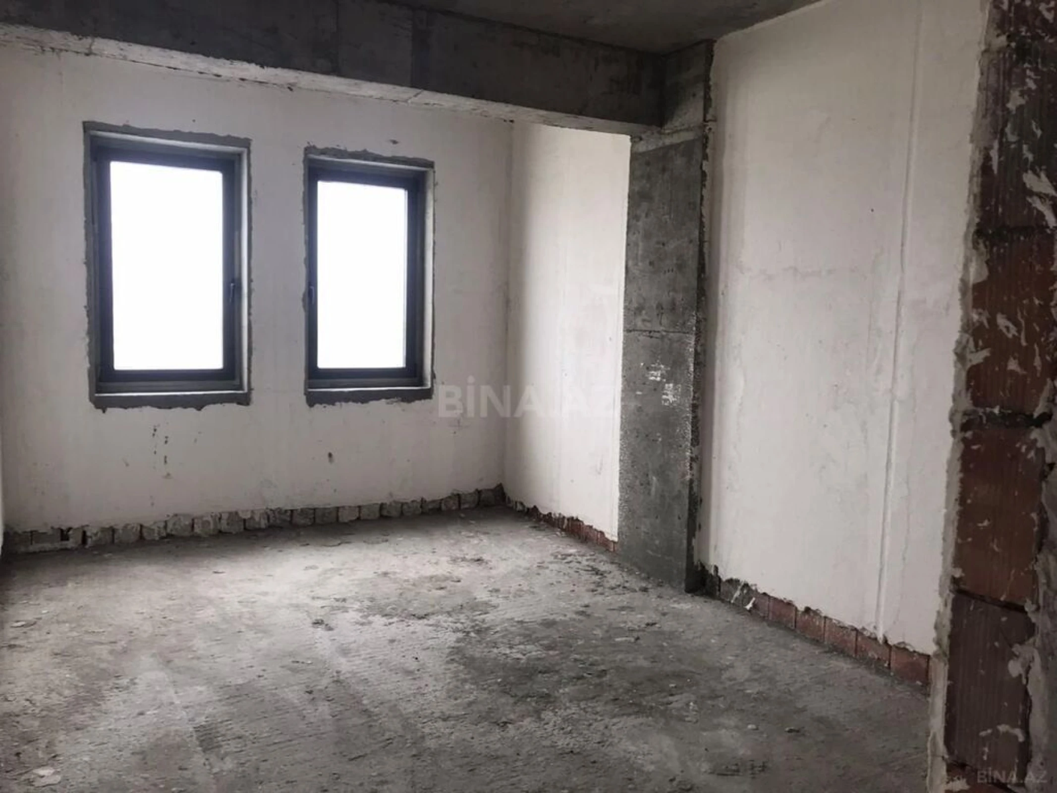 Satılır 4 otaqlı mənzil 176 m²