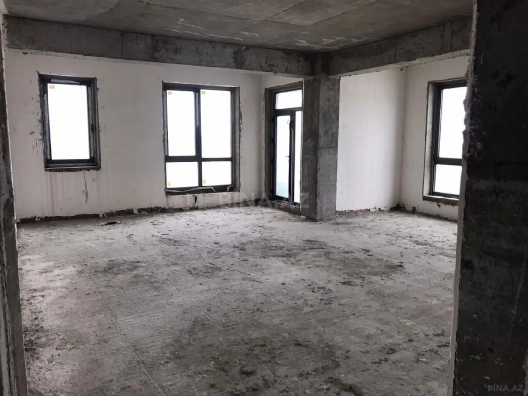 Satılır 4 otaqlı mənzil 176 m²