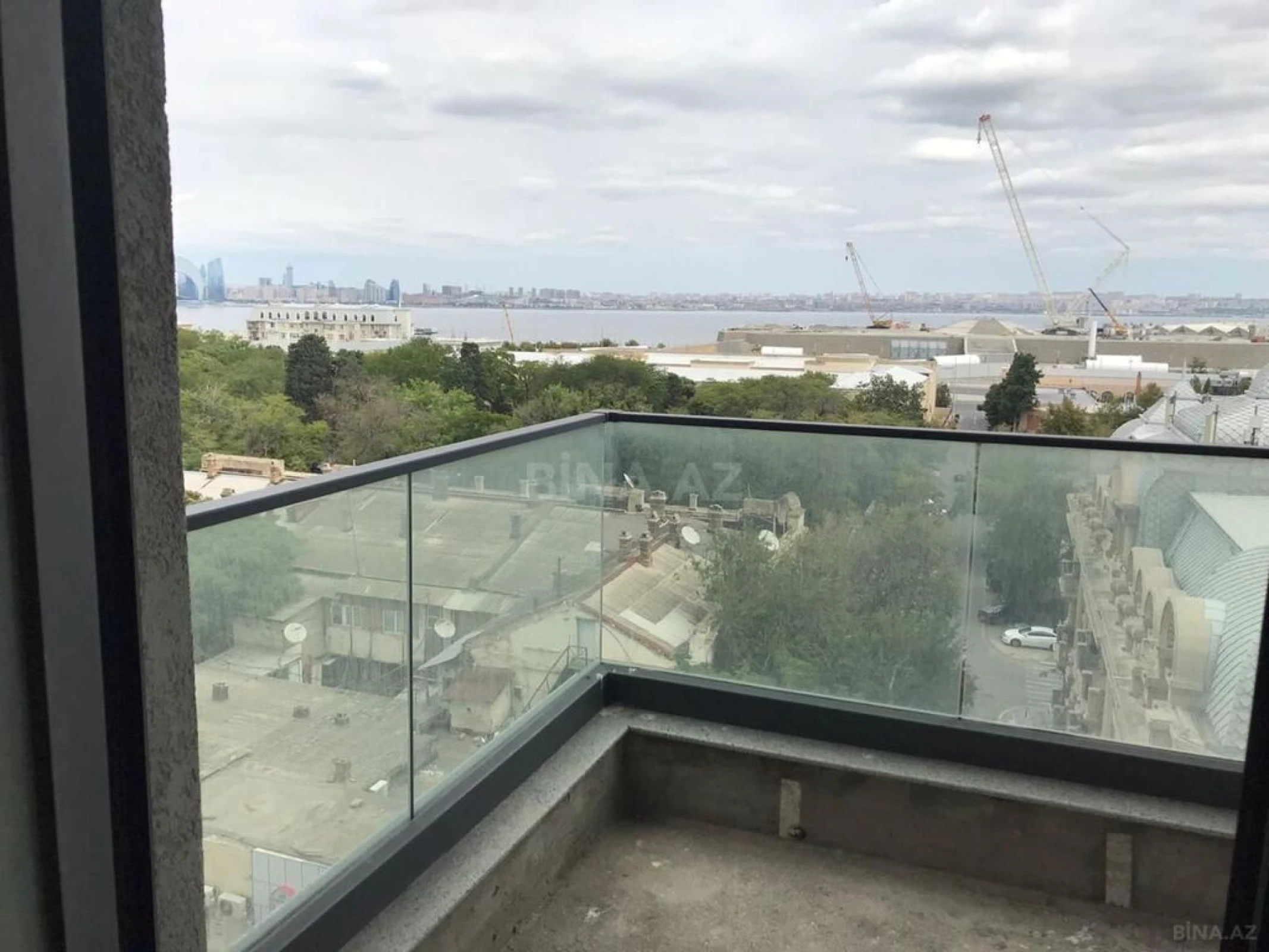 Satılır 4 otaqlı mənzil 176 m²