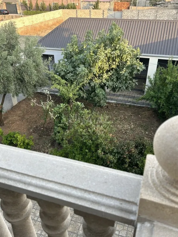 Satılır 8 otaqlı həyət evi 180 m²
