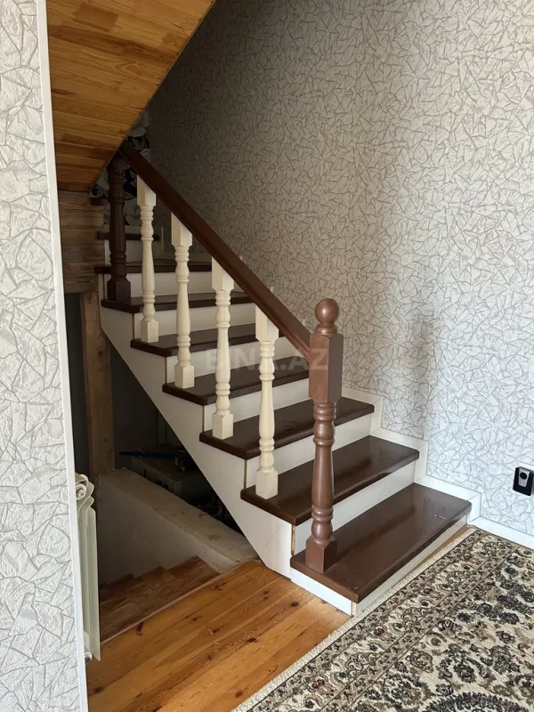 Satılır 8 otaqlı həyət evi 180 m²