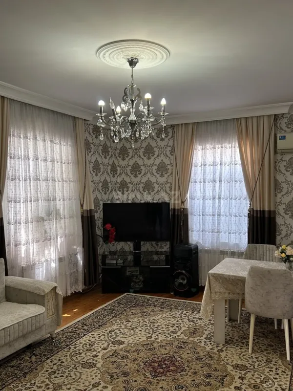 Satılır 8 otaqlı həyət evi 180 m²