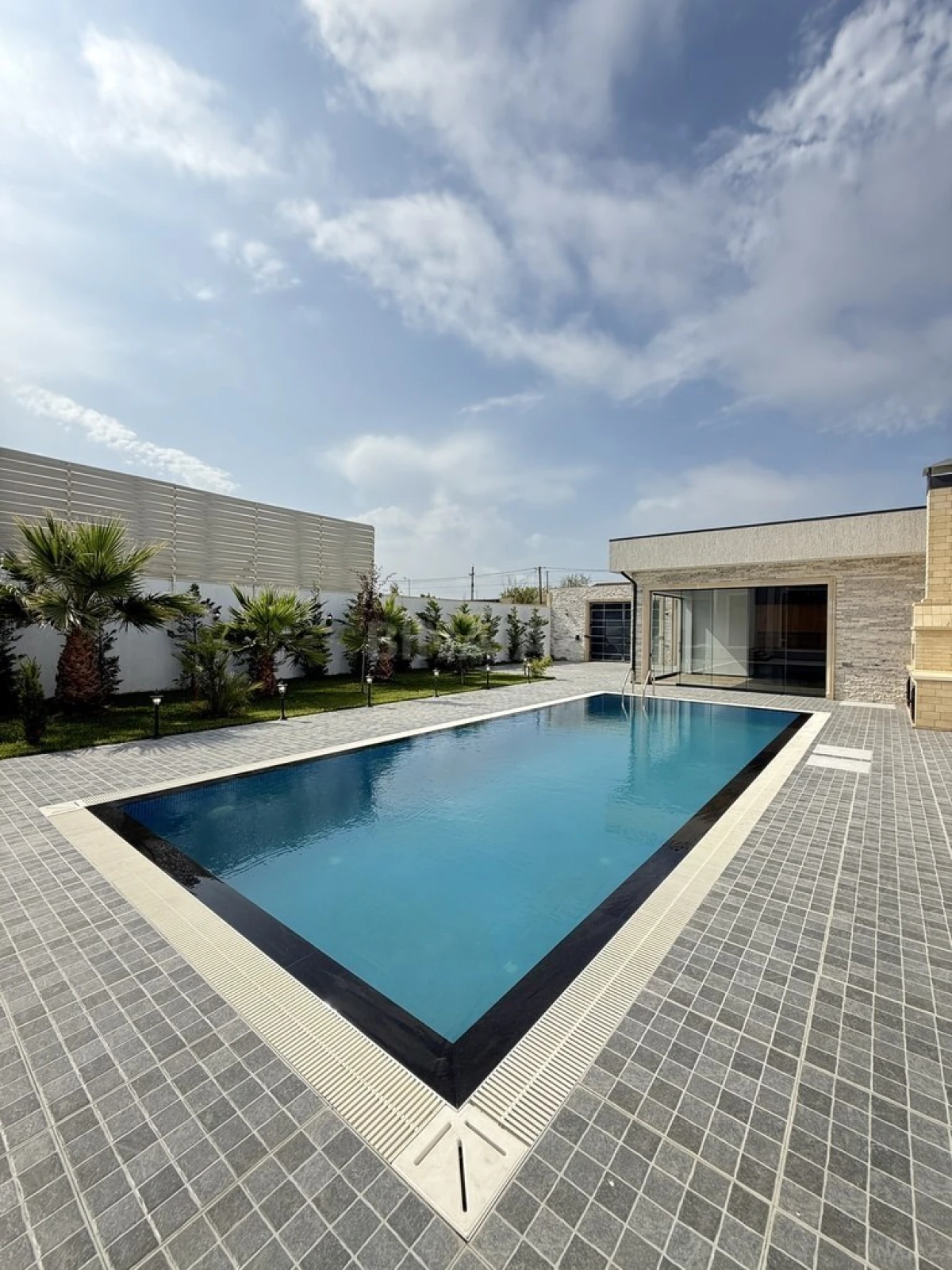 Satılır 6 otaqlı həyət evi 340 m²