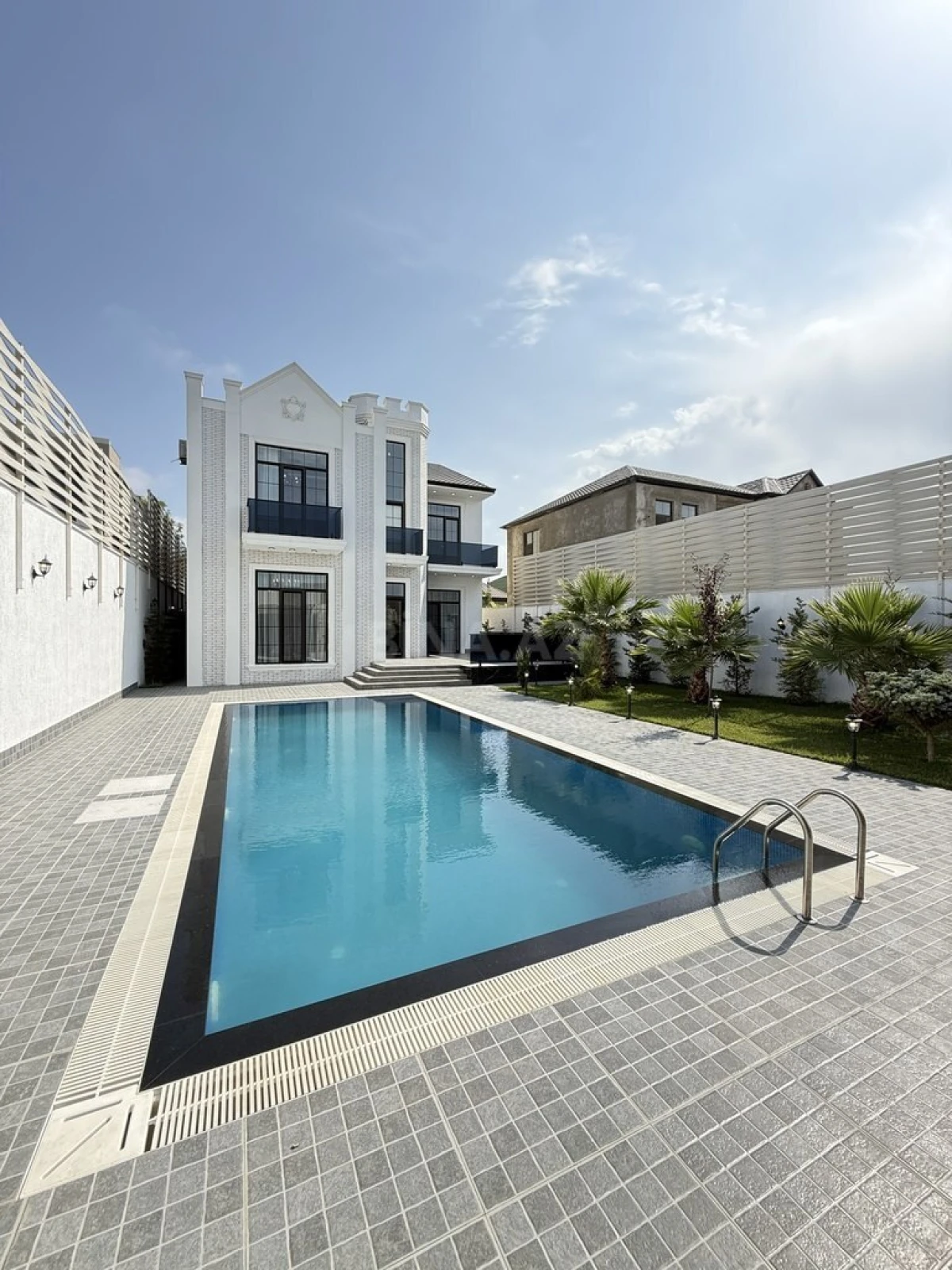 Satılır 6 otaqlı həyət evi 340 m²