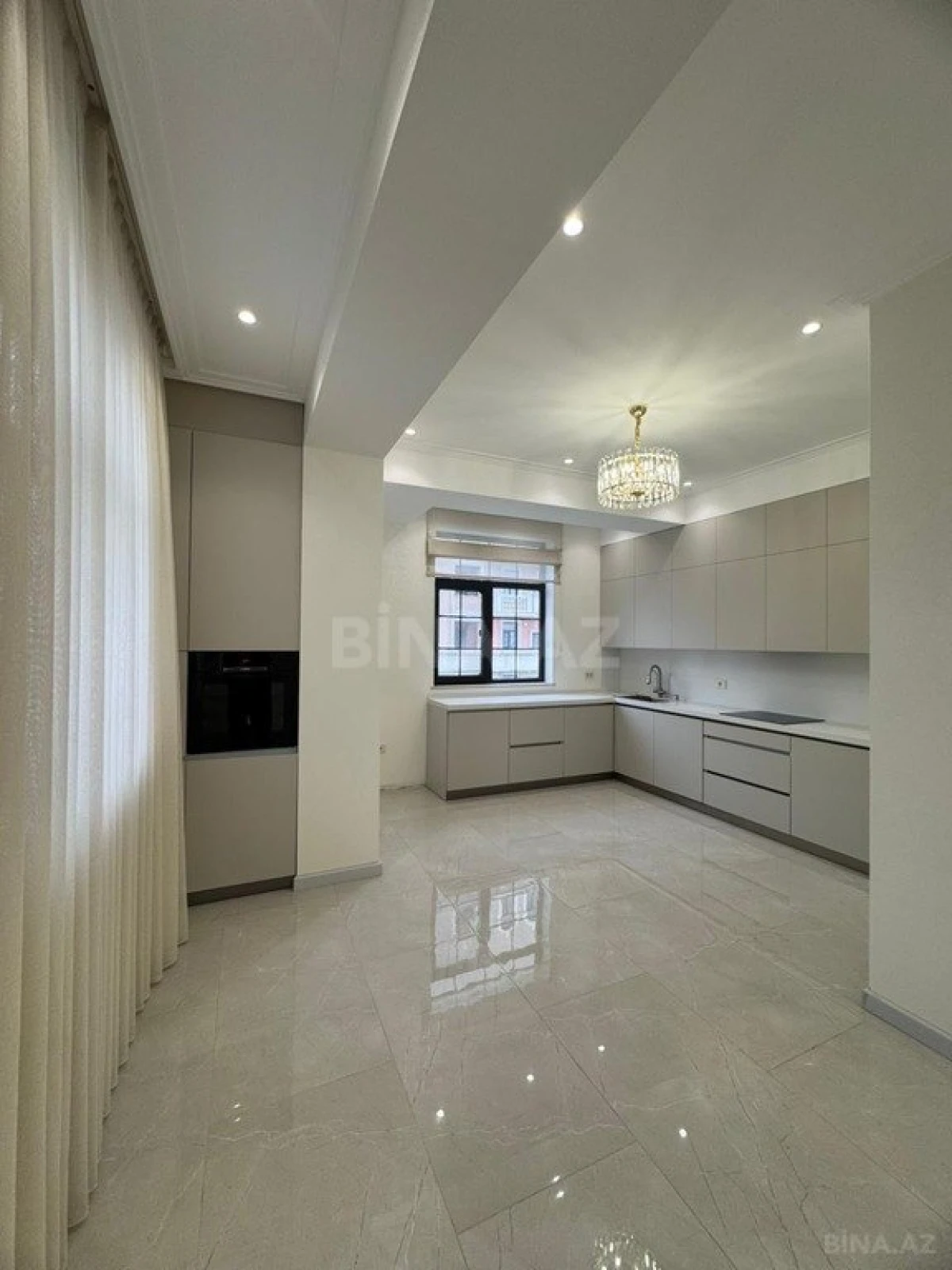 Satılır 4 otaqlı mənzil 174 m²