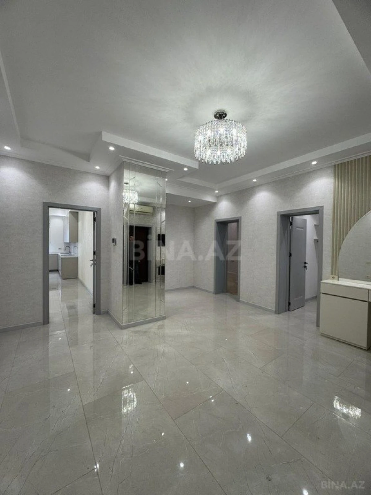 Satılır 4 otaqlı mənzil 174 m²
