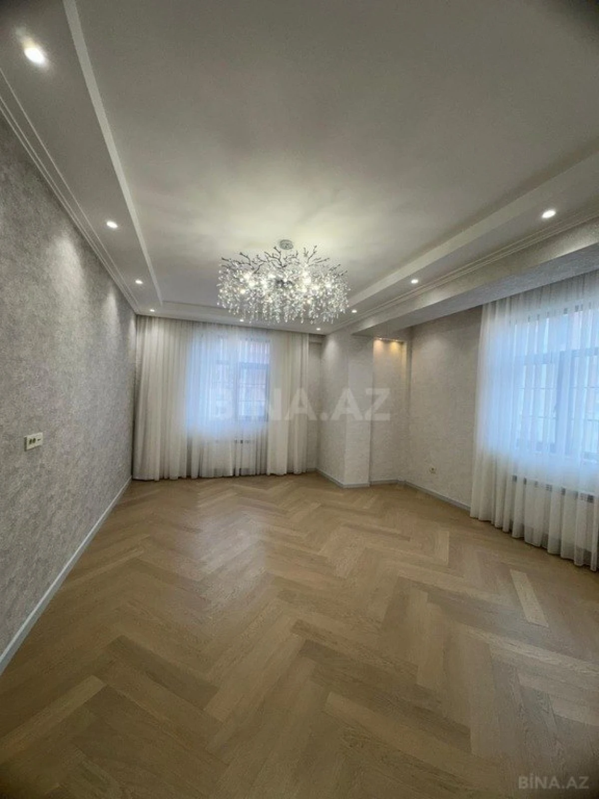 Satılır 4 otaqlı mənzil 174 m²