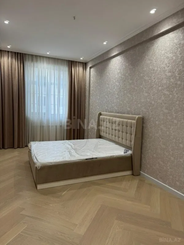 Satılır 4 otaqlı mənzil 174 m²