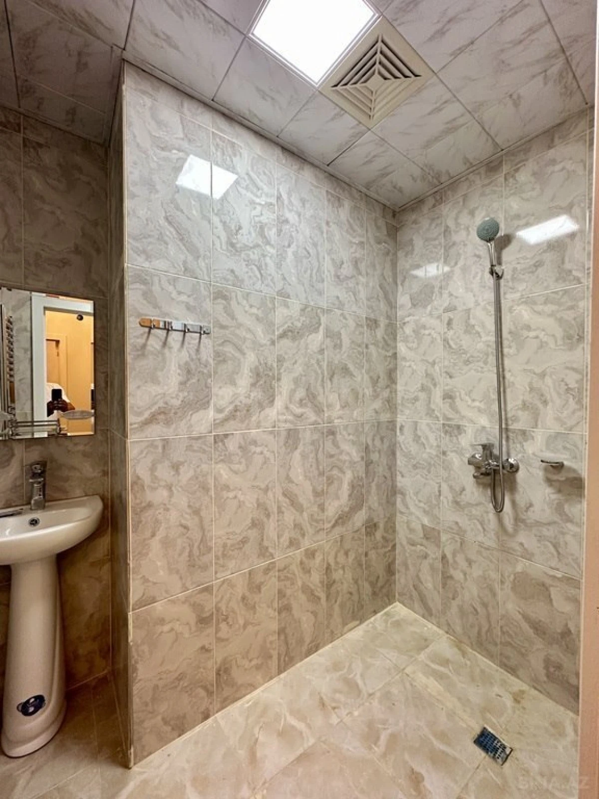 Kirayə verilir 2 otaqlı mənzil 65 m²