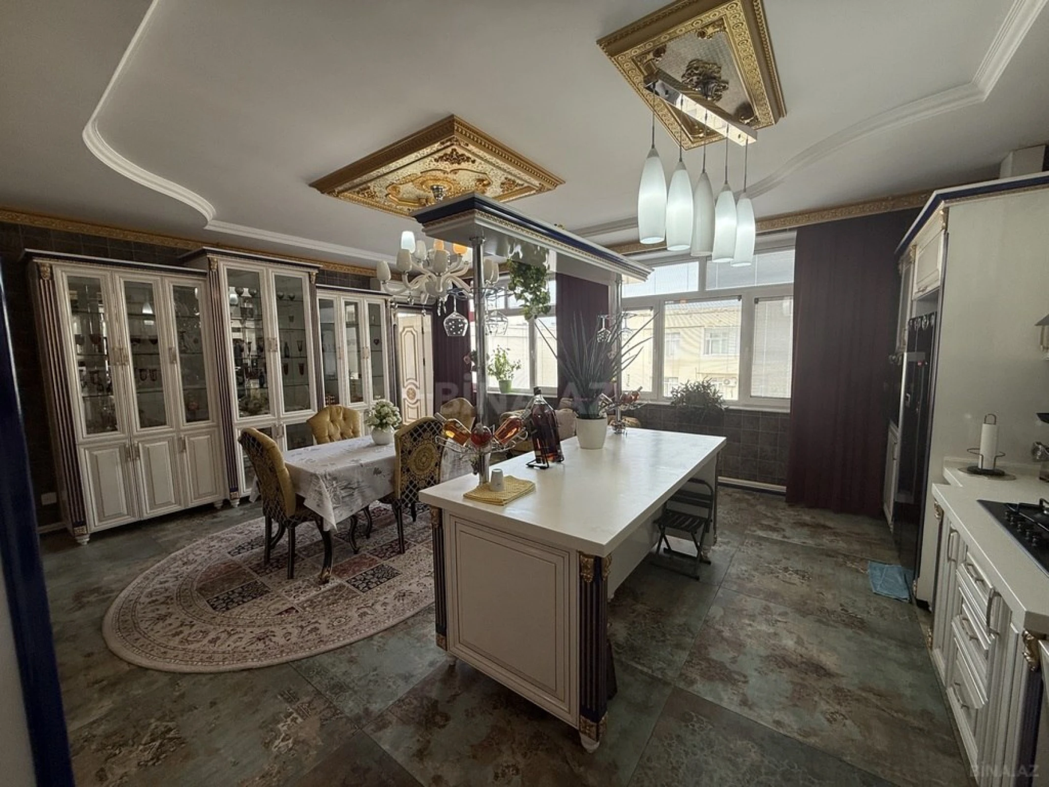 Satılır 8 otaqlı mənzil 361 m²