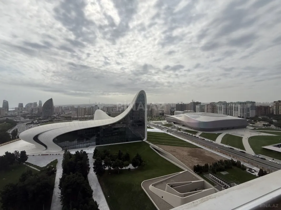 Satılır 8 otaqlı mənzil 361 m²