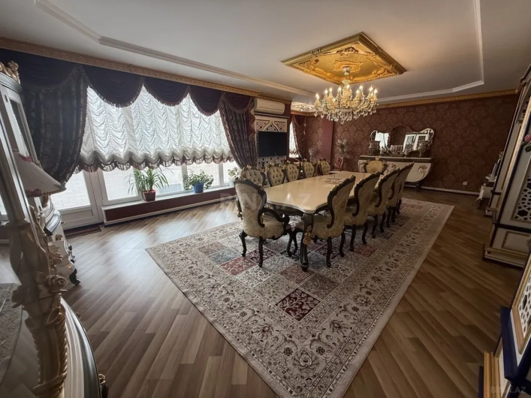 Satılır 8 otaqlı mənzil 361 m²