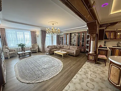 Satılır 8 otaqlı mənzil 361 m²