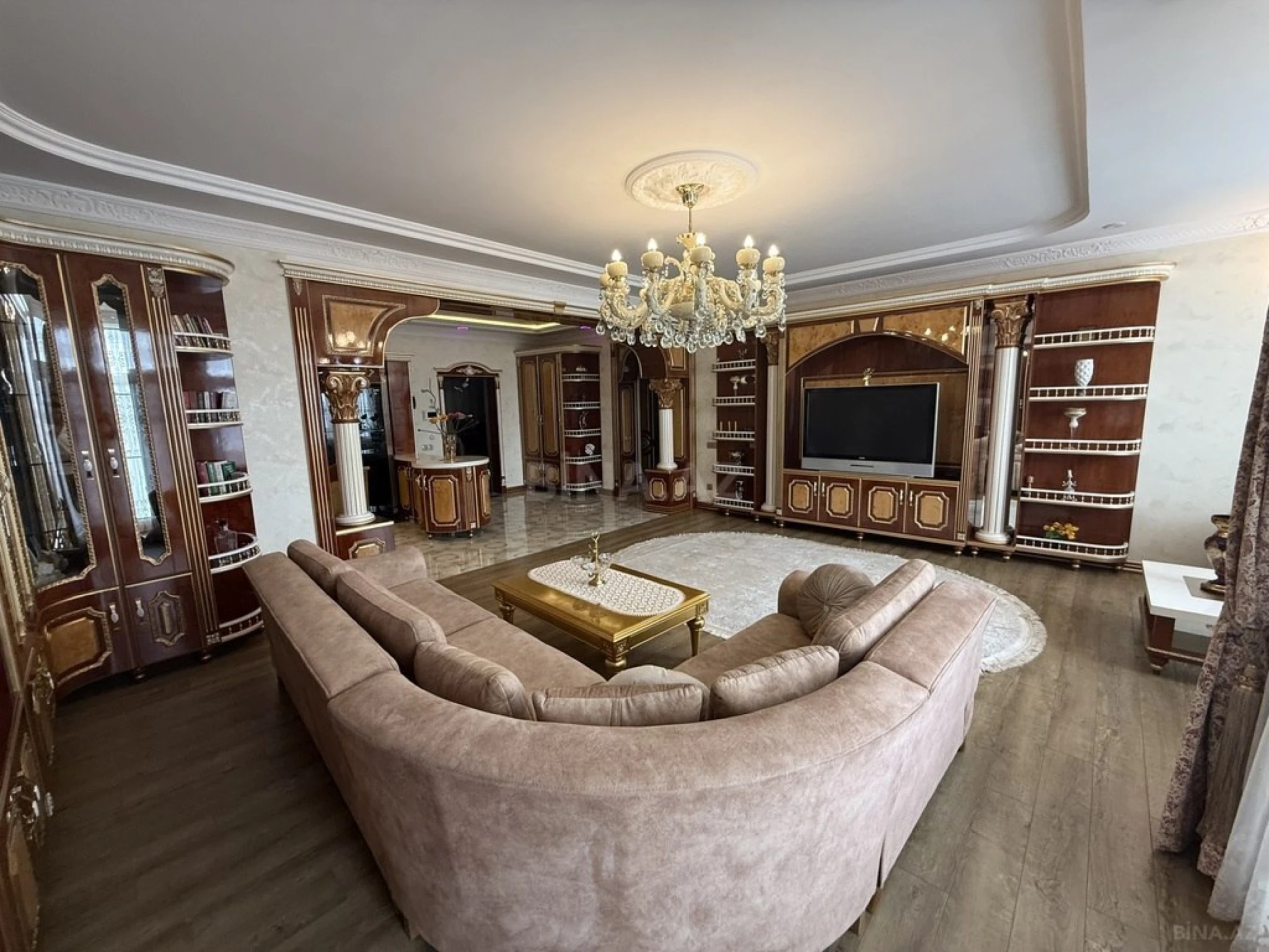 Satılır 8 otaqlı mənzil 361 m²