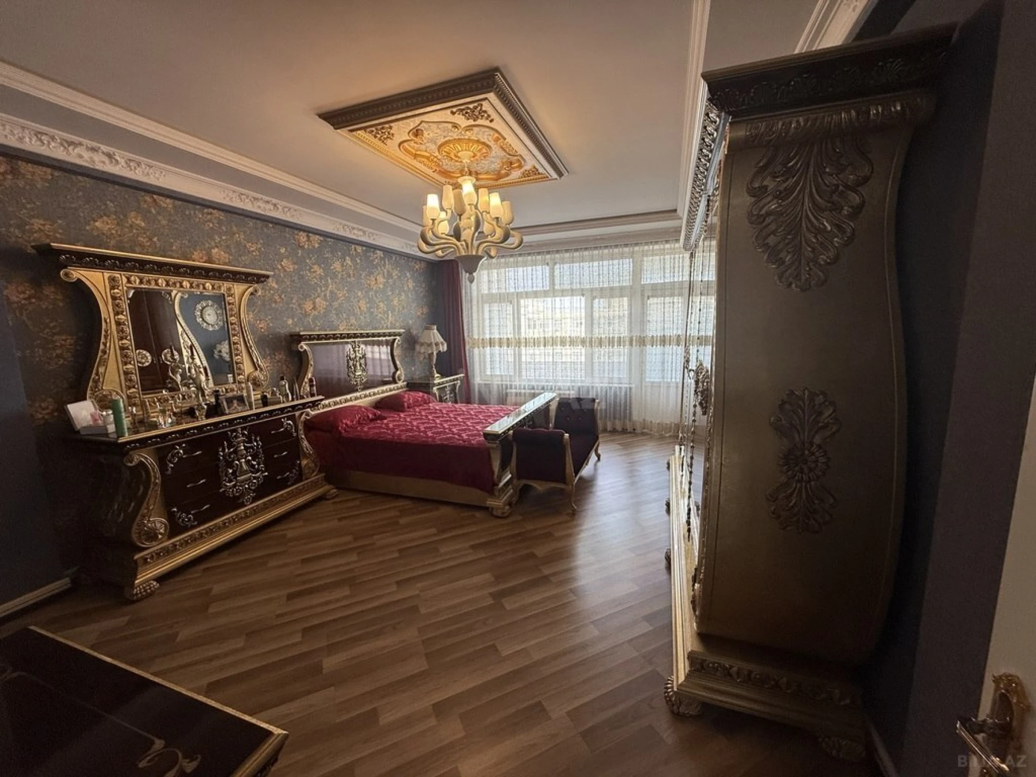 Satılır 8 otaqlı mənzil 361 m²