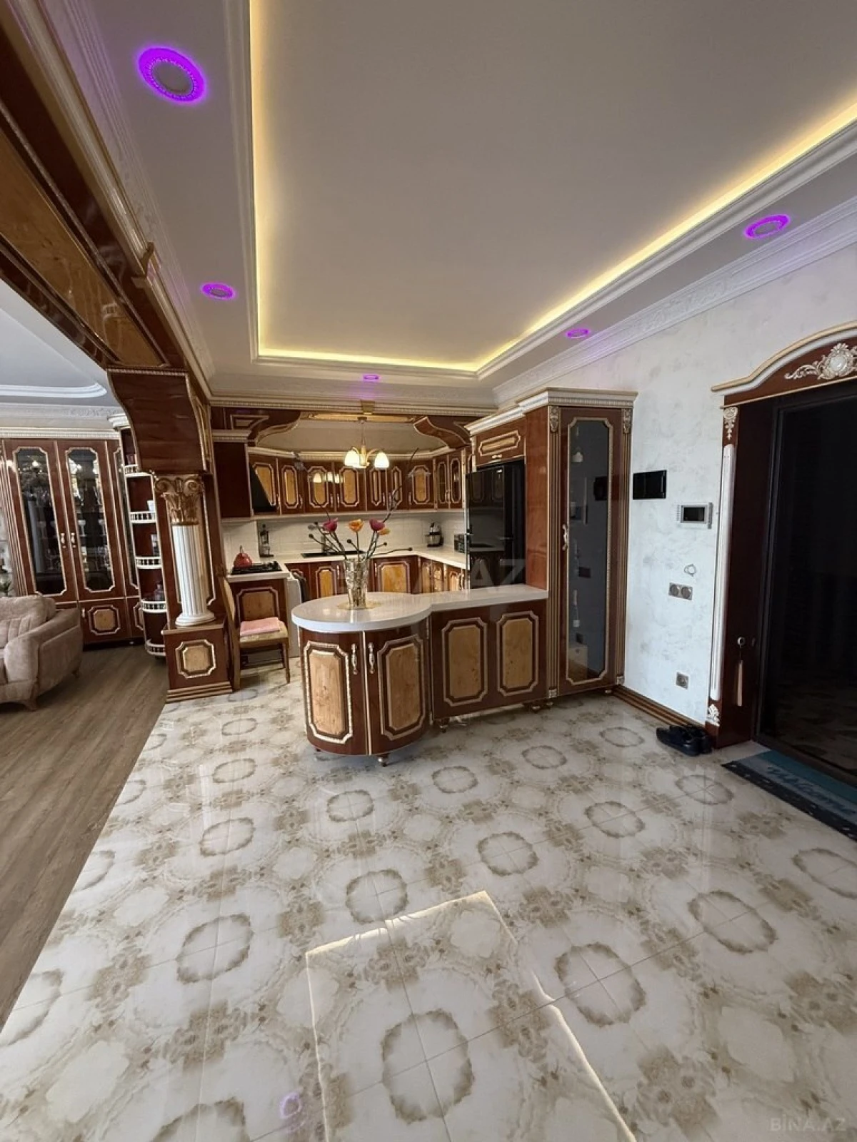 Satılır 8 otaqlı mənzil 361 m²